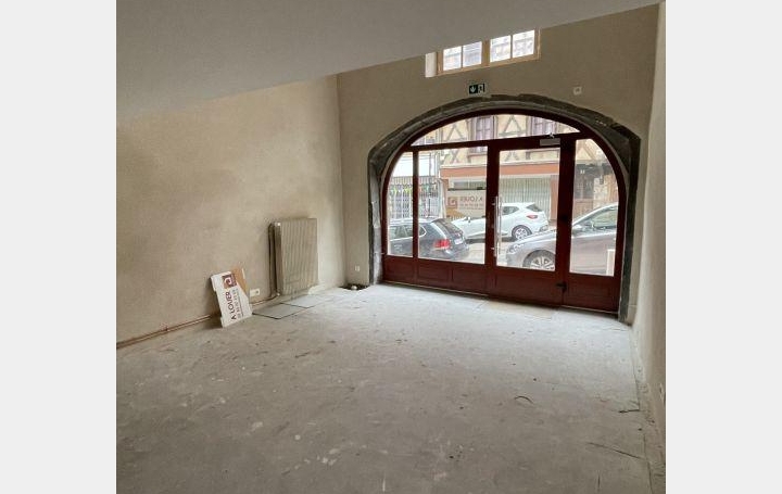 Local commercial   THIERS  42 m2 350 € 